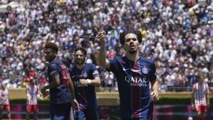 Paris Saint-Germains Vitinha celebrates scoring his sides second goal during the Club World Cup group B soccer match between PSG and Atletico Madrid in Pasadena, Calif., Sunday, June 15, 2025. (AP Photo/Jae Hong) Associated Press/LaPresse. EDITORIAL USE ONLY/ONLY ITALY AND SPAIN