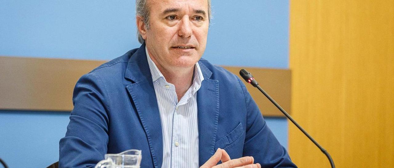 Jorge Azcón, alcalde de Zaragoza, este lunes en rueda de prensa.