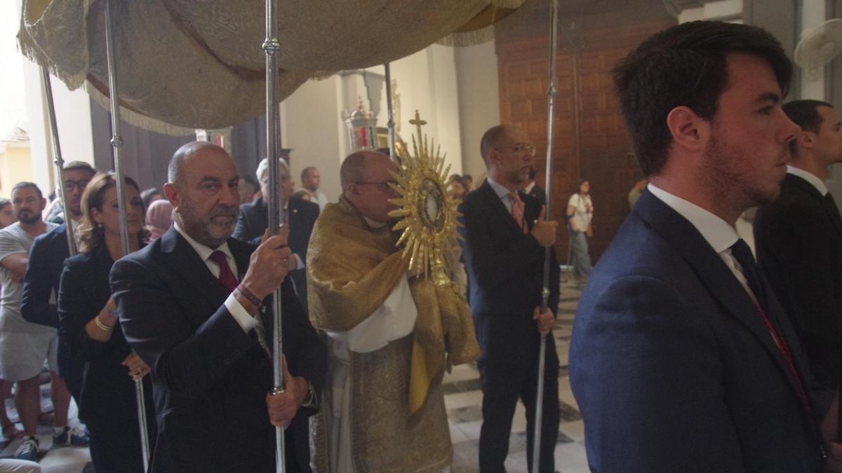 Procesión eucarística de Dolores de San Juan, en el interior del templo en 2023, por la lluvia.