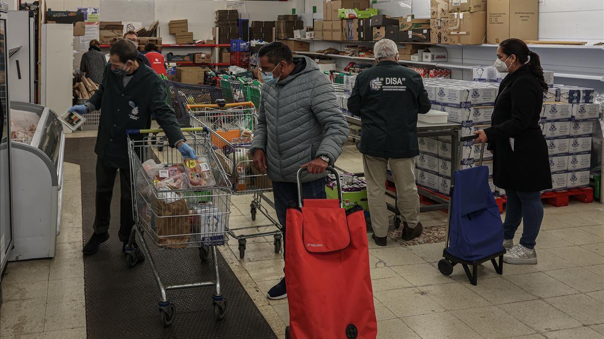 A diferencia de otros sistemas, los economatos son una especie de supermercados sociales donde los productos se obtienen a partir de los puntos que otorgan los trabajadores sociales, en función de la vulnerabilidad de los hogares