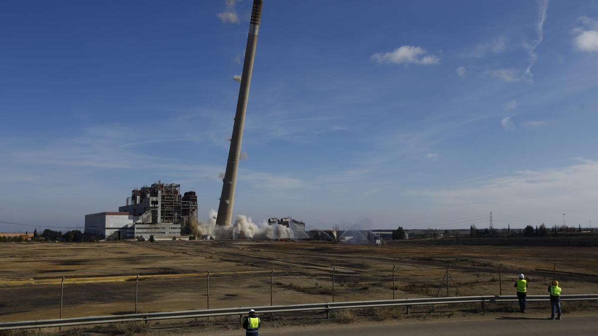 Así ha sido la demolición de la chimenea de Teruel