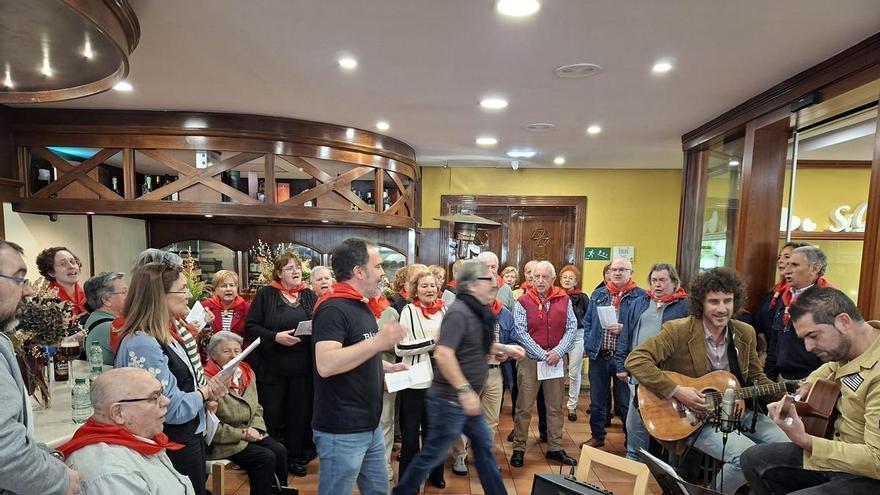 La Coral Polifónica de Llanera echa el cierre a su mes de cancios de chigre con un último recital en Pruvia