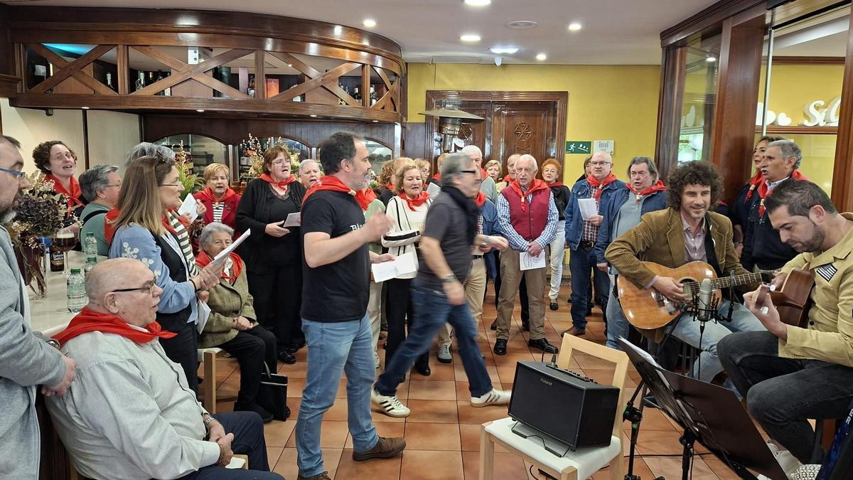 La Coral Polifónica de Llanera, en un momento de su actuación en el Restaurante La Campana de Pruvia.