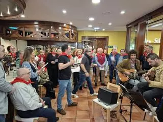 La Coral Polifónica de Llanera echa el cierre a su mes de cancios de chigre con un último recital en Pruvia