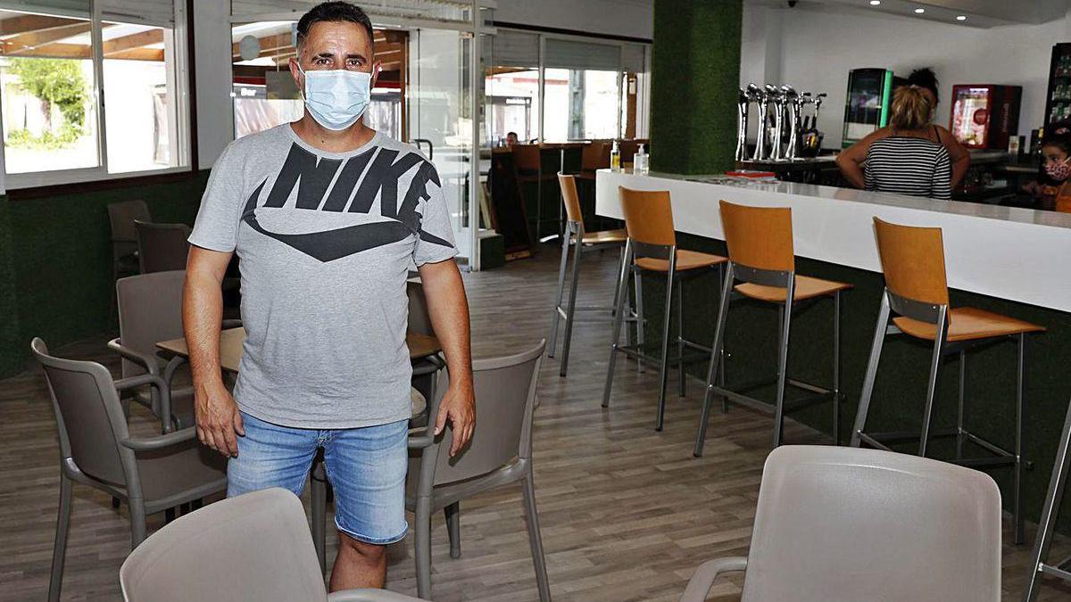 Javier Suárez, propietario de la cafetería-bocatería desalojada el viernes, en el interior del local.