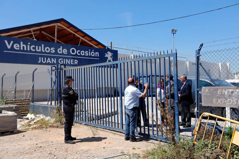 Desalojo del concesionario de coches que impide acabar Parque Central