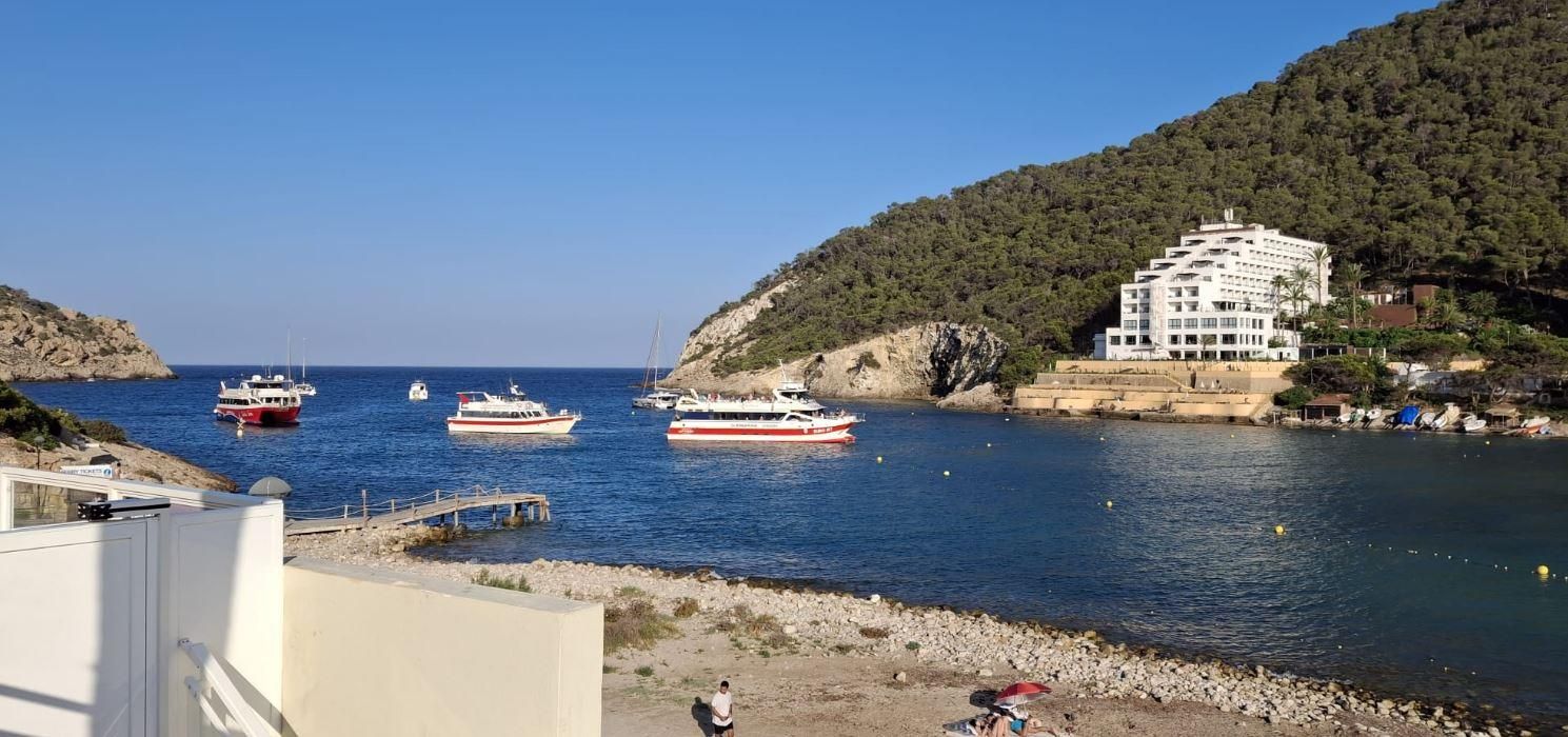 Galería: Un barco de línea choca contra unas rocas y acaba en la playa de cala Llonga