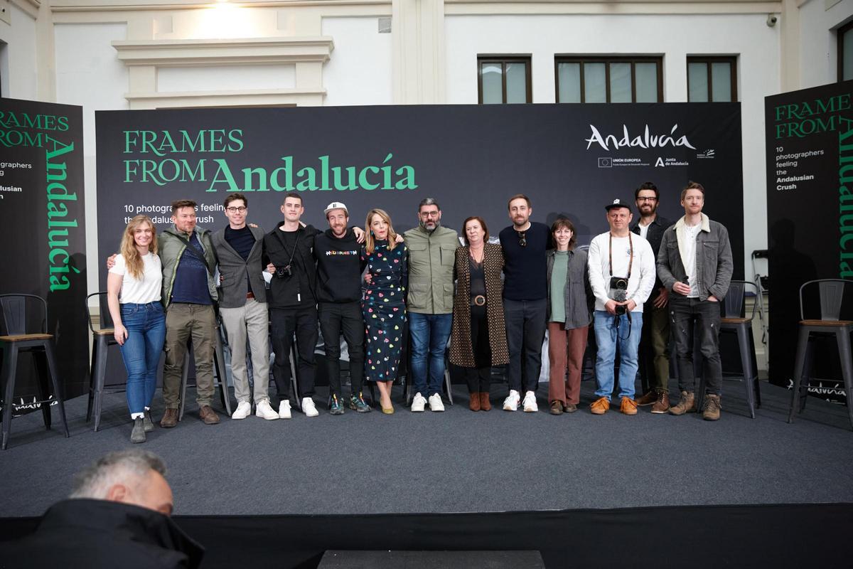 Foto oficial del evento junto a los fotógrafos internacionales