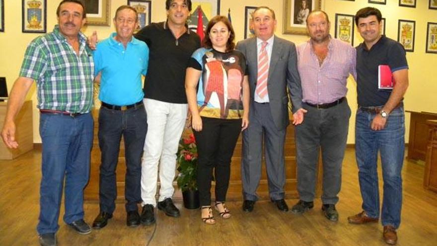 Natacha Rivas, regidora andalucista de Algarrobo recién incorporada al PP, y otros dirigentes.