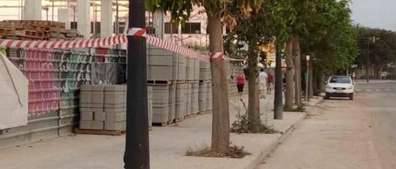 Una constructora invade la acera y un jardín en unos trabajos, en imagen de archivo.