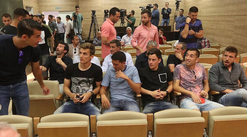 Jugadores y cuerpo técnico del Málaga CF despiden en la sala de prensa al central brasileño del Málaga CF
