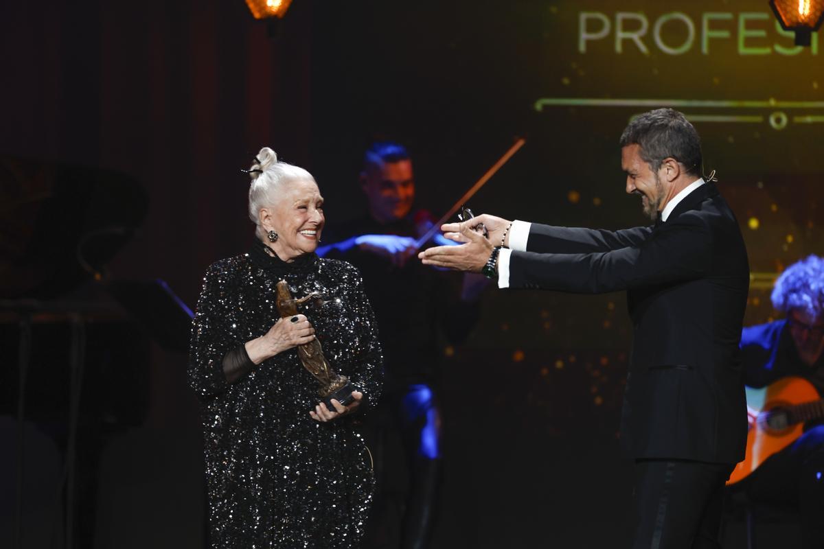 Lola Herrera, Premio de Honor, y Antonio Banderas en la primera gala de los Talía.