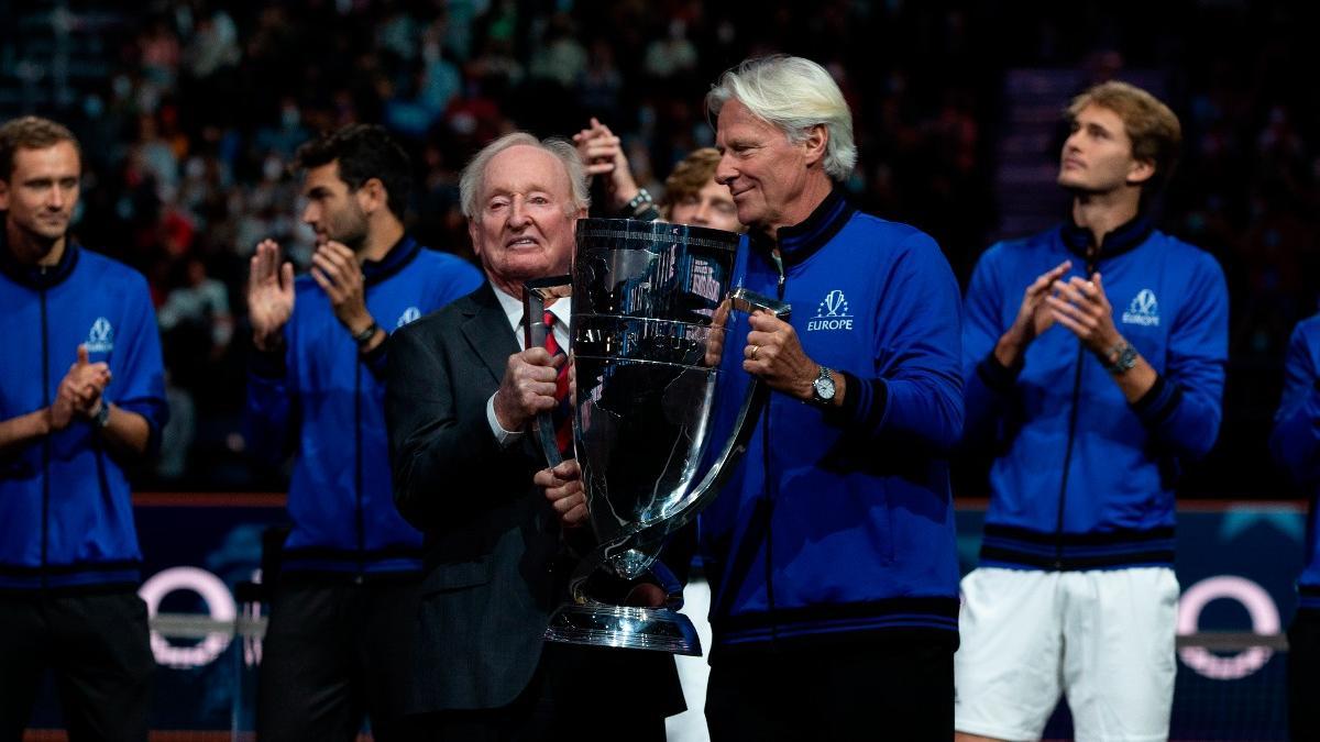 Bjorn Borg recibe la Laver Cup de manos de Rod Laver