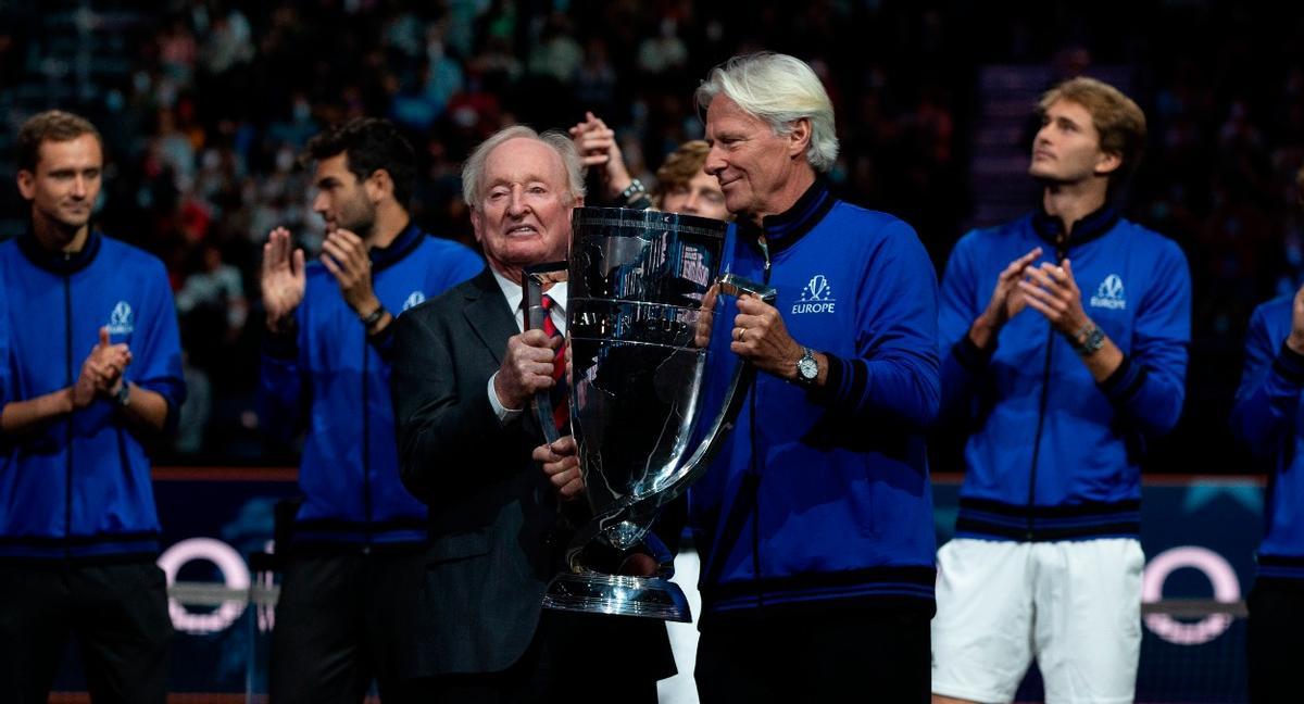 Bjorn Borg recibe la Laver Cup de manos de Rod Laver