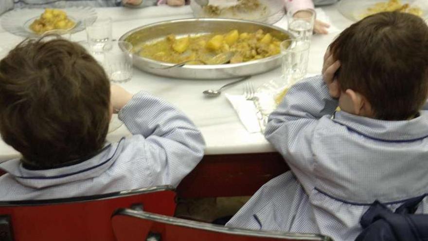 Varios niños comen en el comedor de su colegio. víctor echave