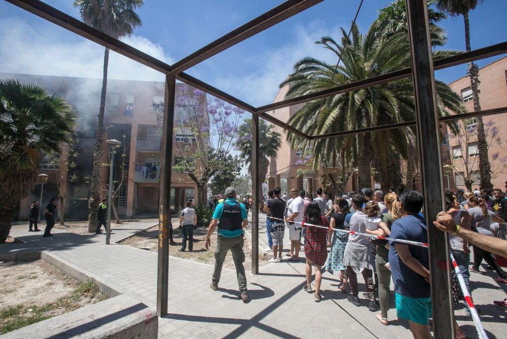 Rescatan a 8 personas en un inmueble del barrio Virgen del Carmen por un fuego iniciado en el soportal