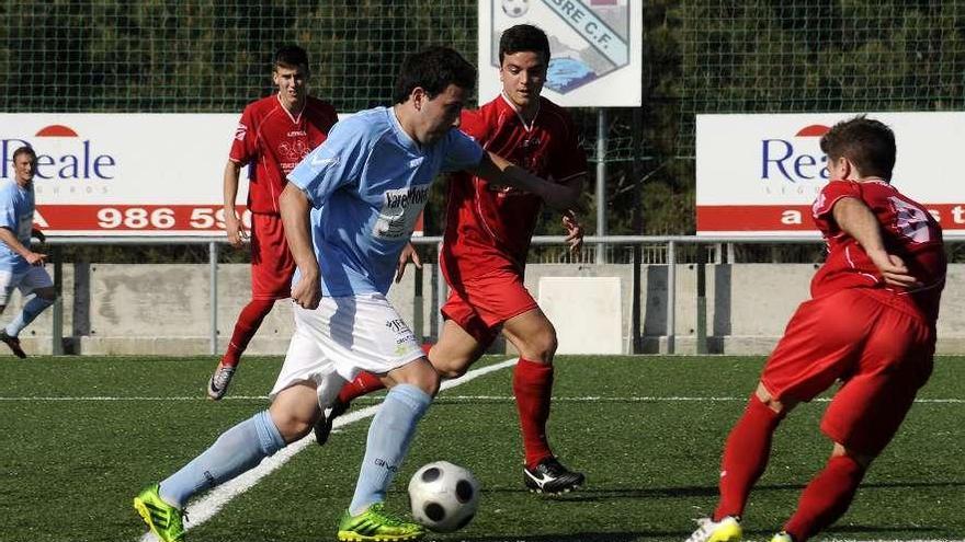 Colón, autor del primer tanto celeste, conduce el balón rodeado de contrarios. // Bernabé/Javier Lalín