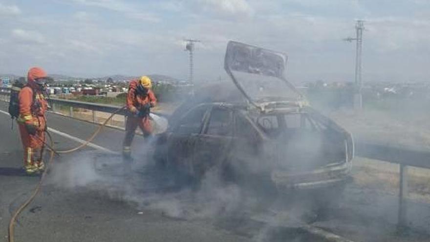 El vehículo incendiado en la A-7.