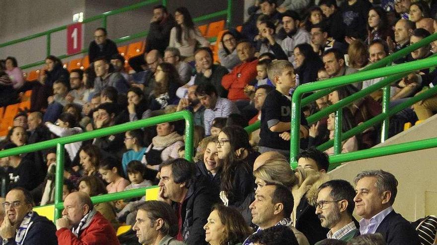 La afición del Club Ourense Baloncesto, contenta con su equipo. // Iñaki Osorio