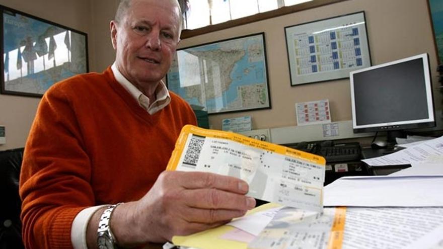 El empresario vigués Enrique Sanjurjo, de 61 años, ayer, en su despacho con los billetes del fatídico viaje.