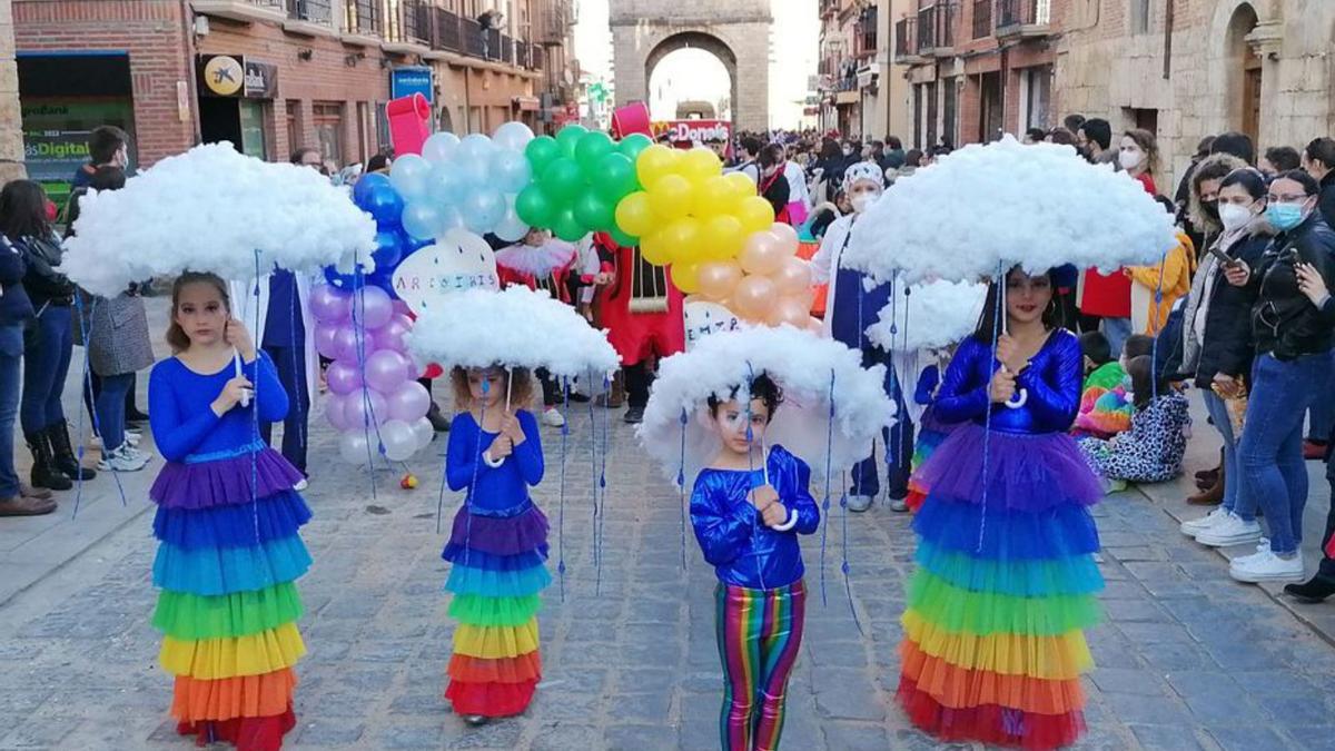 Miembros de un grupo carnavalero muestra el disfraz de arco iris | M. J. C.