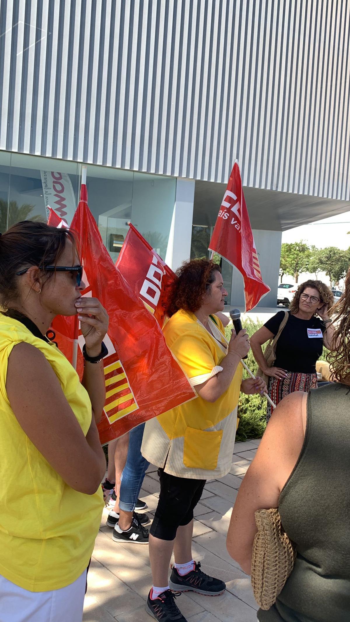 Un momento de la protesta de las trabajadoras y trabajadores de la empresa hoy en Torrellano
