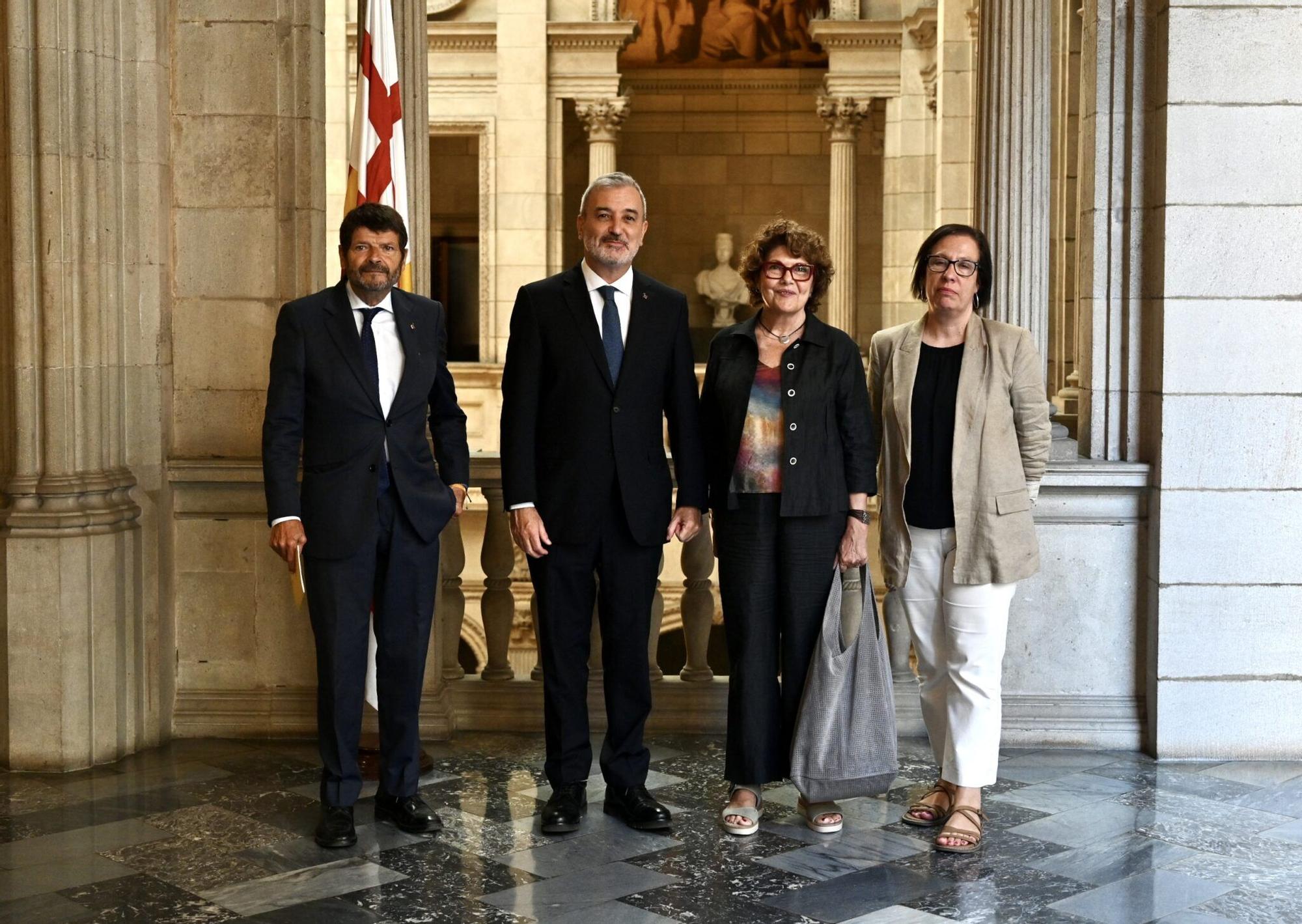 La historiadora Teresa Abelló, junto al alcalde Collboni durante la conferencia por la Diada de Catalunya.