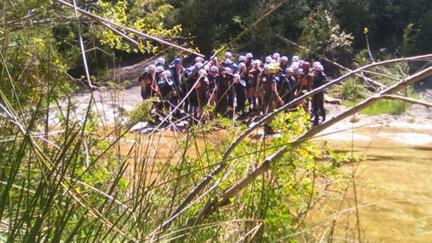 Practicants de trekking aquàtic a la riera de Merlès una activitat que s&#039;hi prohibirà