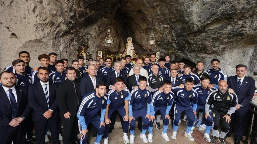 El Real Oviedo, con Jesús Martínez a la cabeza, visita Covadonga: "Que la Santina nos siga ayudando"