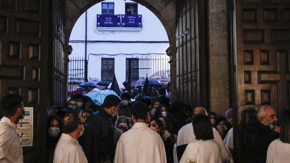 Numeroso público esperó en Santo Domingo el inicio de la salida de la Salud.