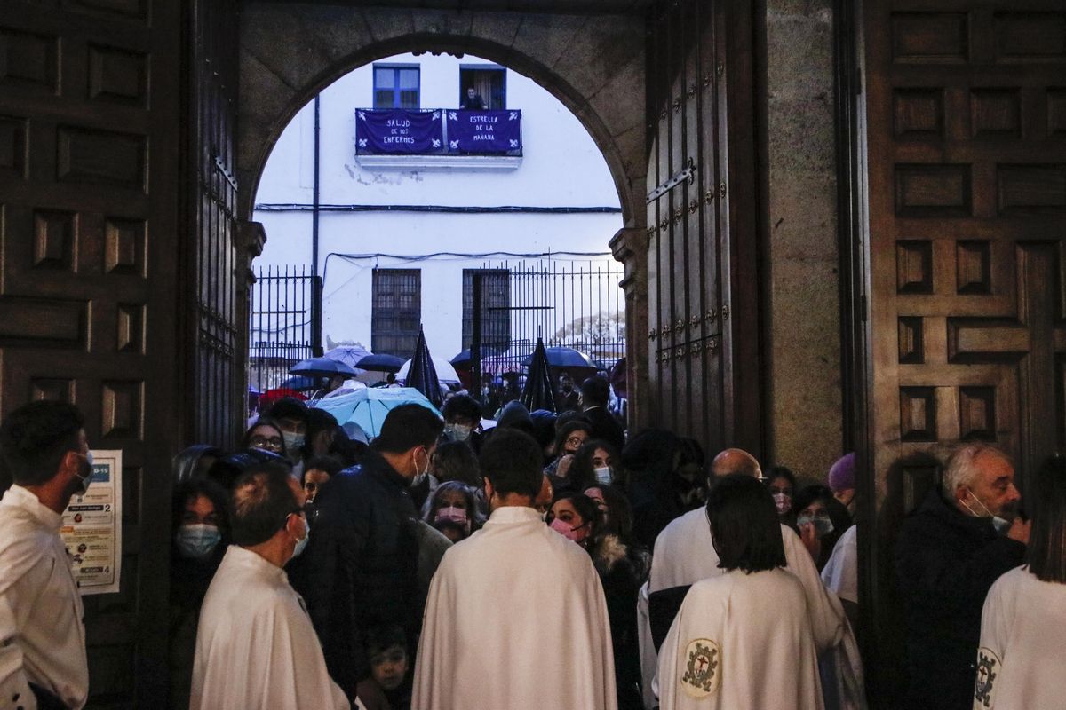 Numeroso público esperó en Santo Domingo el inicio de la procesión