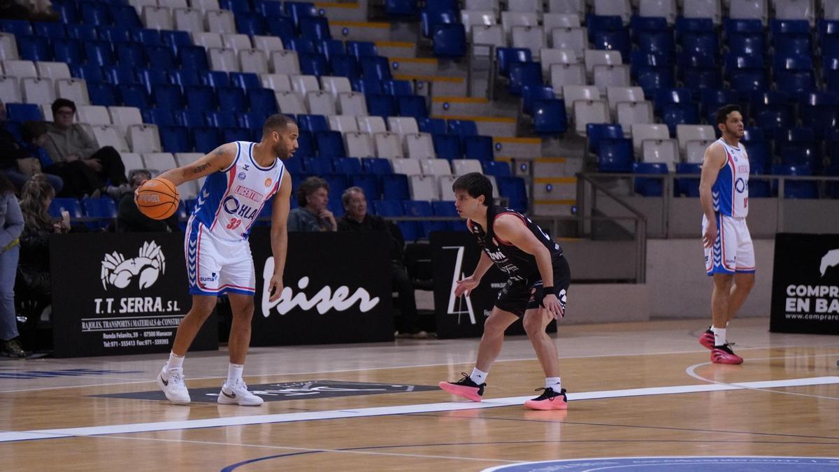 Mike Torres busca opciones ante Capaldo.