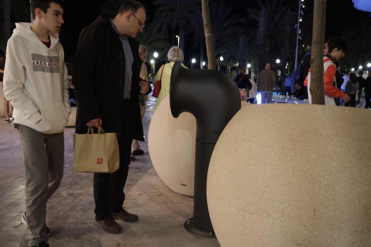 Un hombre mira las nuevas papeleras de la plaza.