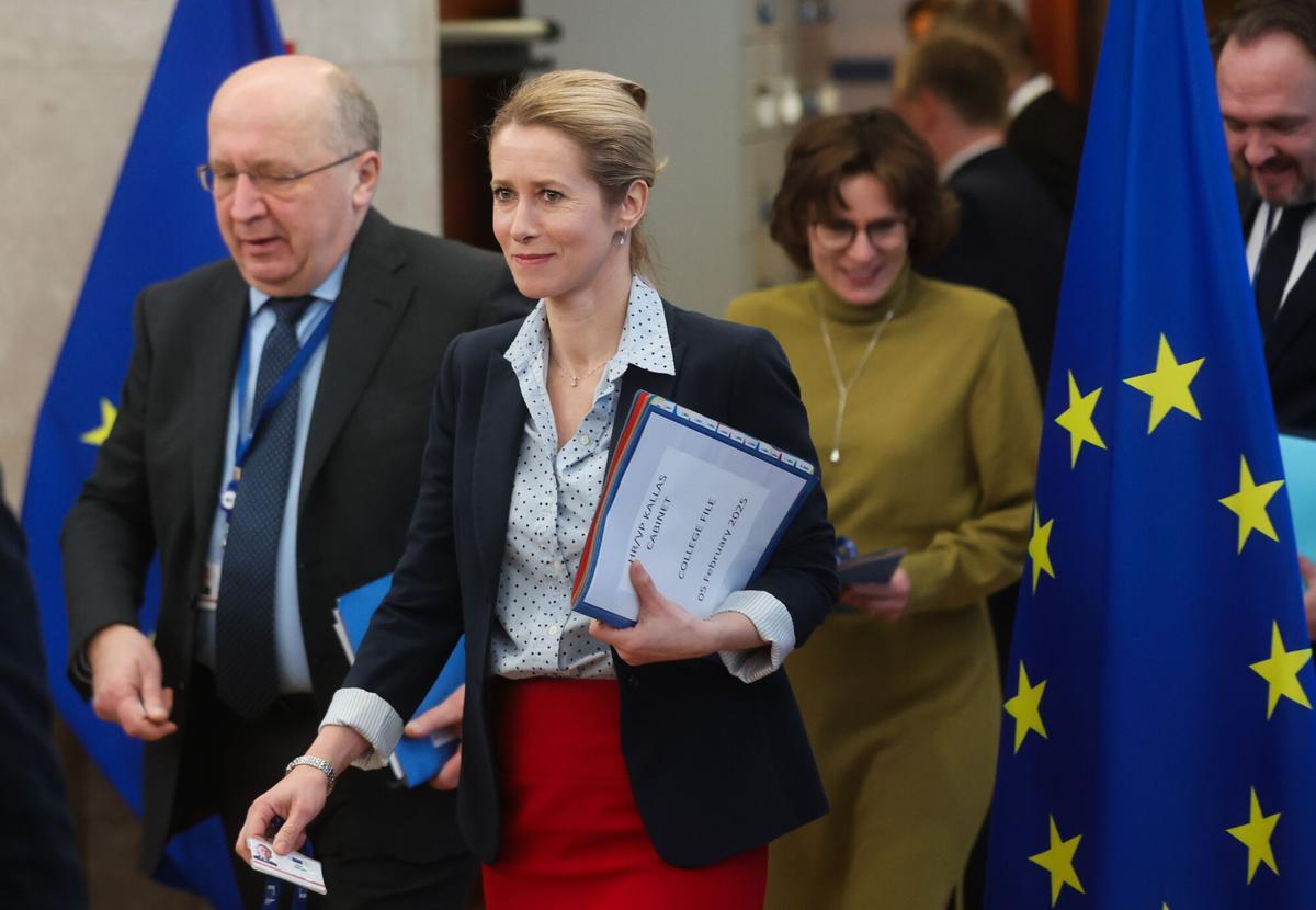 La alta representante de la UE para Asuntos Exteriores y Política de Seguridad y vicepresidenta, Kaja Kallas, y el comisario europeo de Defensa y Espacio, Andrius Kubilius, llegan a Bruselas para asistir a una reunión del Colegio de Comisarios