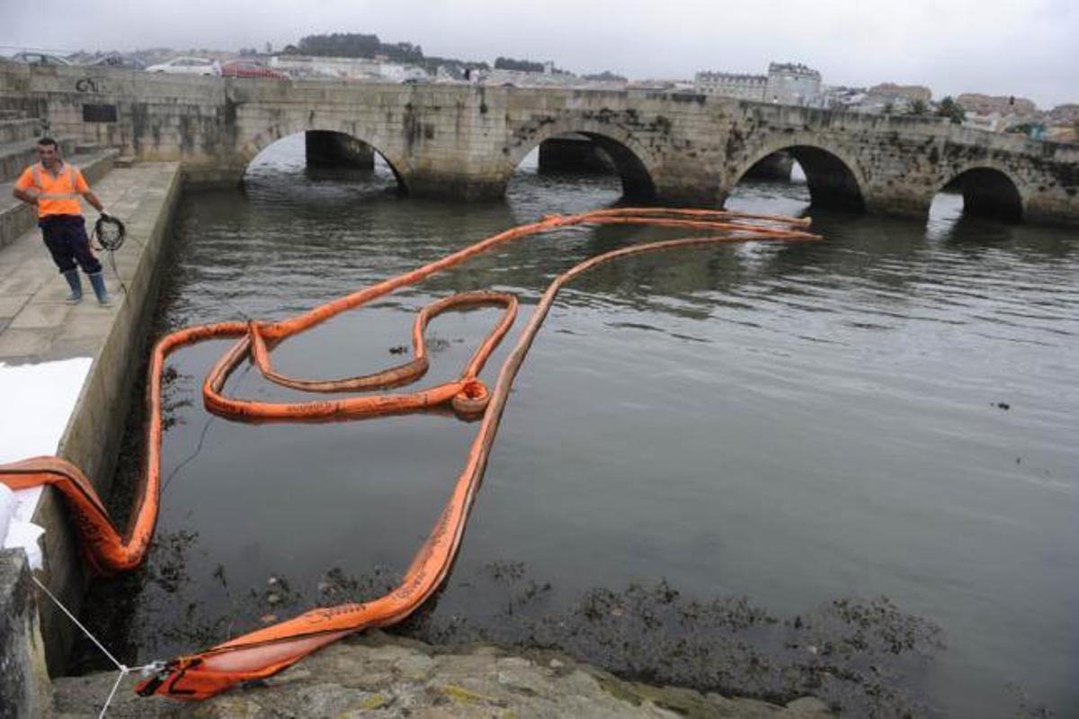 Retiran la barrera de contención del vertido de queroseno en la ría do Burgo.