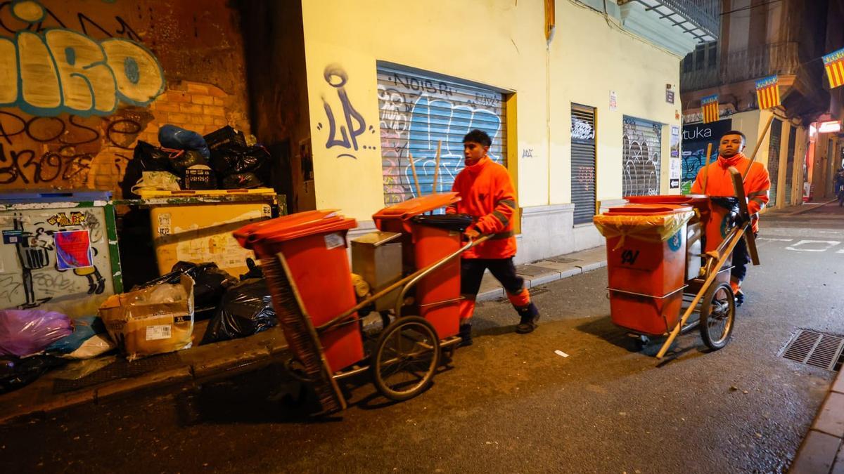 Operarios de limpieza la madrugada de la cremà
