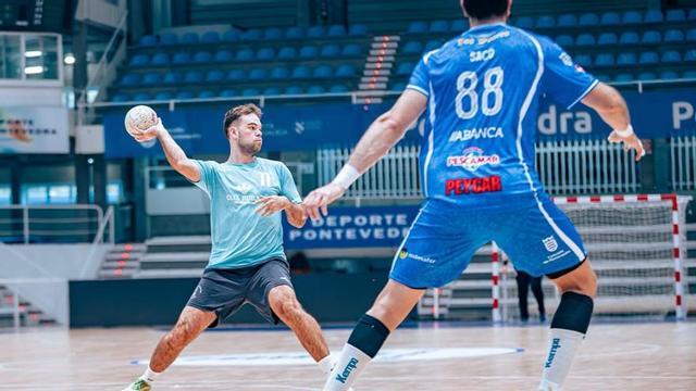Gigi busca dar un pase frente a la defensa del Cisne BM en el último partido de pretemporada. | PABLO FERGO