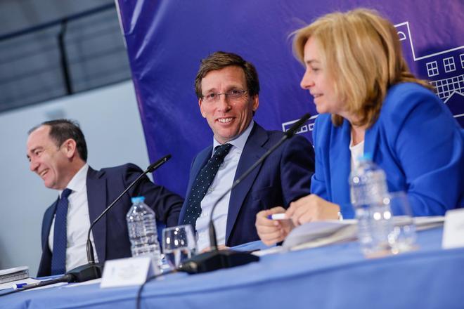 Almeida, junto con Carabante y Sanz, en la rueda de prensa en la que ha informado del plan de acción contra las viviendas turísticas.