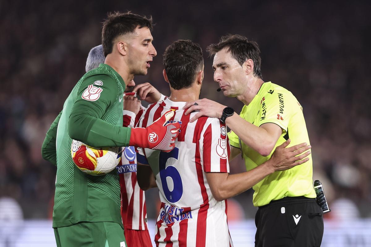 Ricardo de Burgos habla con Koke y Musso en el último Barça-Atlético de Copa.