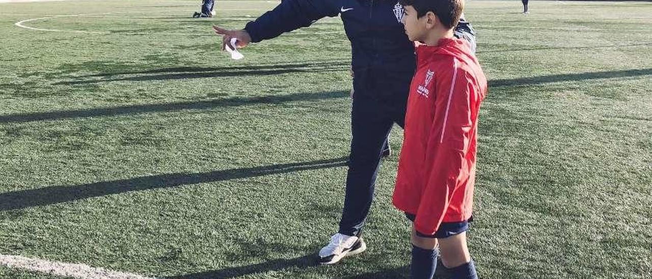 Daniel Rodríguez recibe las instrucciones del entrenador Óscar García Guerra.