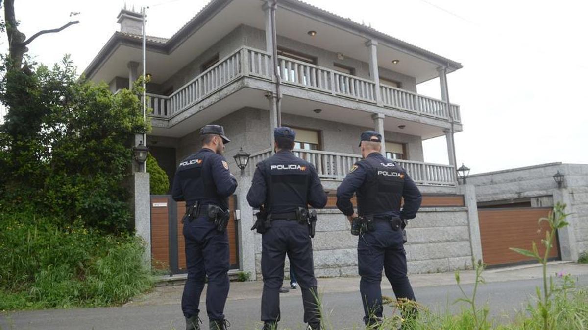 Efectivos de la Policía Nacional durante el registro del chalet que perteneció a 'El Parido'.