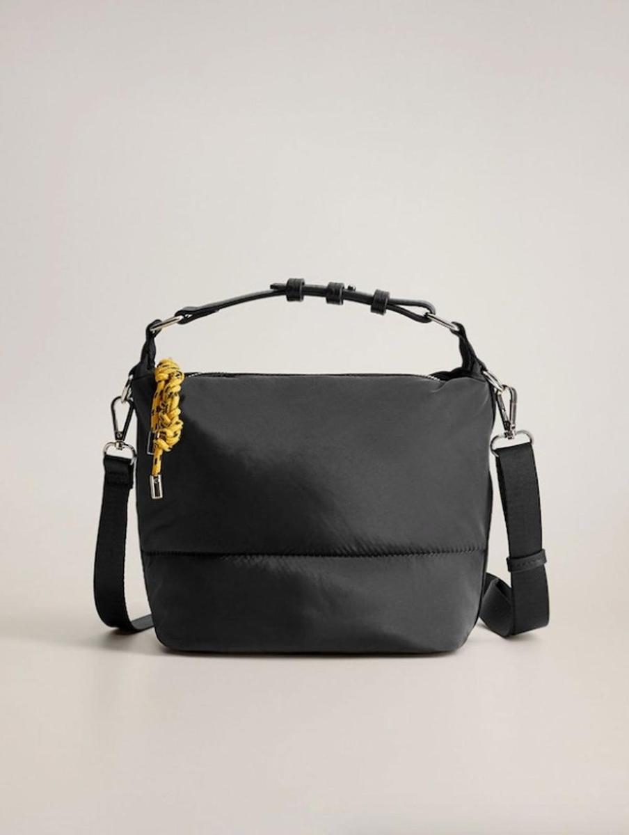 Bolso tejido técnico de Mango (precio: 19,99 euros)