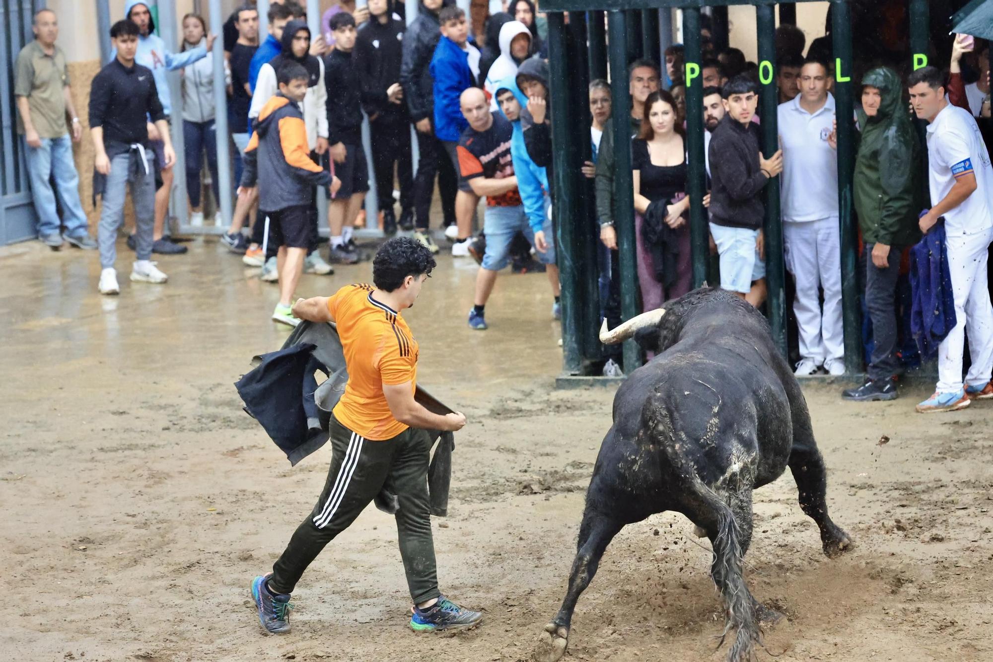 Galería de fotos de la penúltima tarde de toros de las fiestas del Roser en Almassora