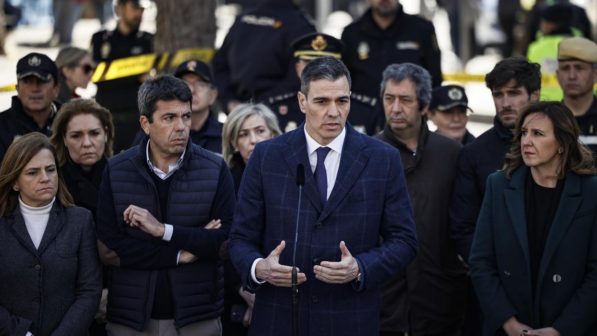 Pedro Sánchez y Carlos Mazón, junto a otras autoridades, tras el incendio del edificio de Campanar.