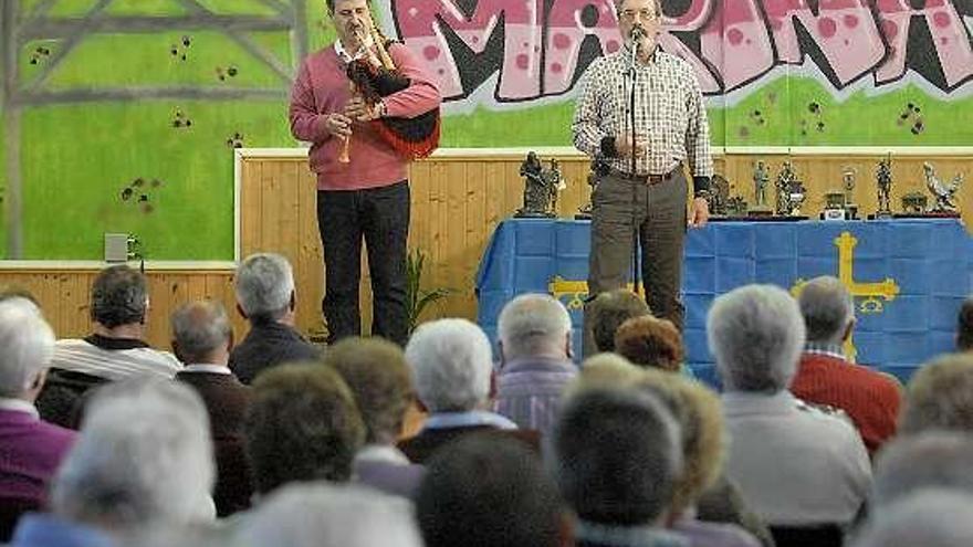 El cantante Eduardo Martínez, acompañado por Jesús Noriega.