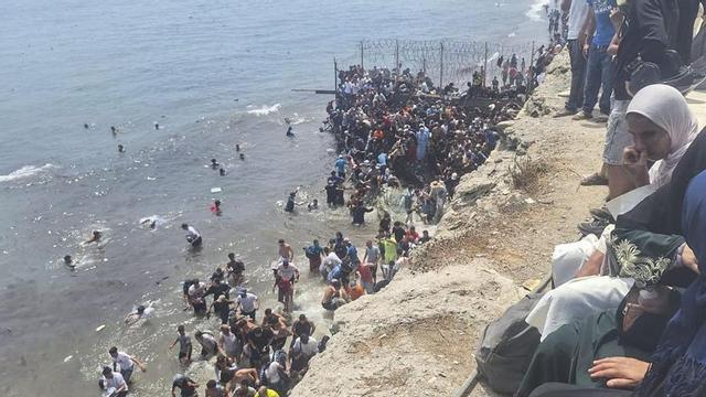Migrants entrant a Ceuta a través de la costa des del Marroc el 30 de juliol passat. | MAR MARÍN / EFE