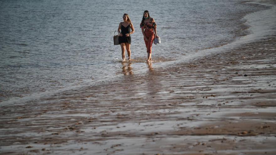 Dos jóvenes pasean ayer por la playa de Las Teresitas, en Santa Cruz de Tenerife.
