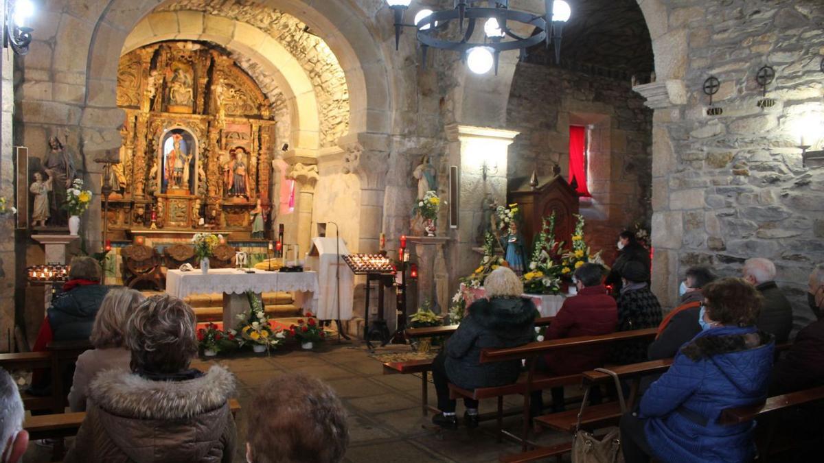 Actos relixiosos onte nas igrexas de Moneixas e de Vila de Cruces.   | FOTOS: D.G.A.
