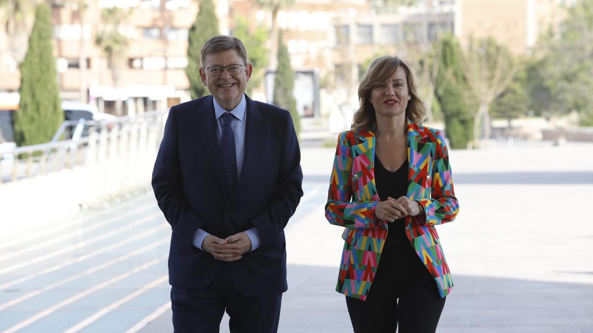 El presidente Ximo Puig y la ministra Pilar Alegría, llegando a les Arts.