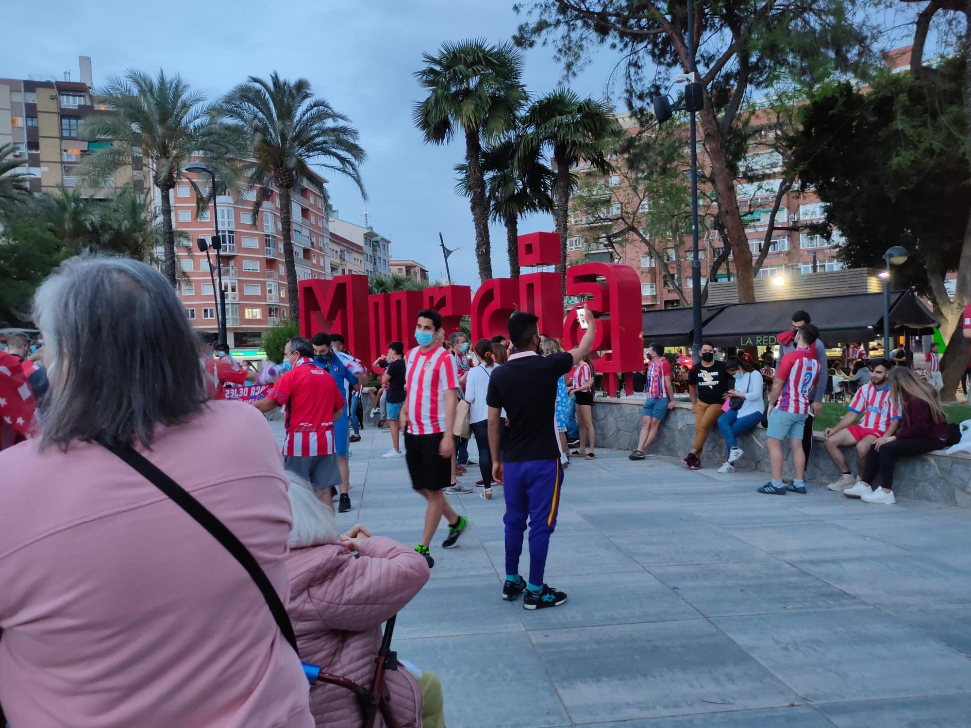 Seguidores murcianos del Atlético celebran el título en la Circular